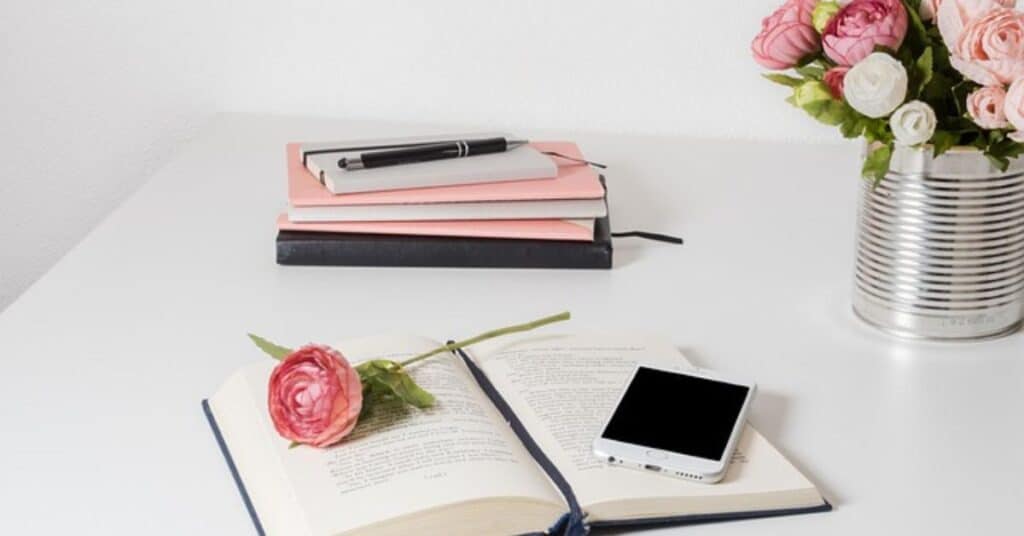 reader themed mobile case